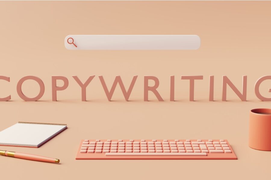 Mot "Copywriting" en 3D écrit avec un clavier et un bloc-note de rédacteur web SEO.